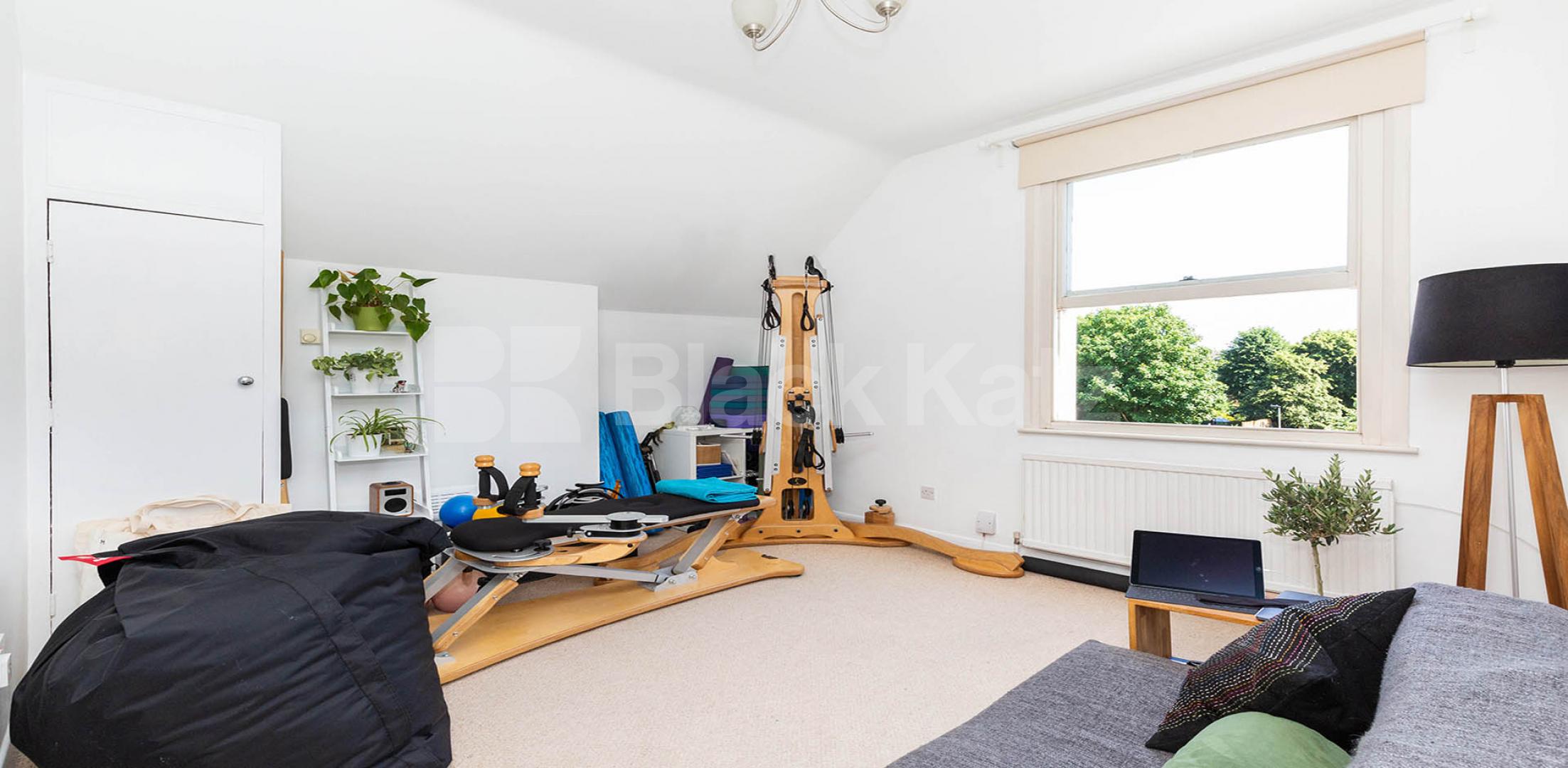 			SPLIT LEVEL 2 BED, 2 Bedroom, 1 bath, 1 reception Flat			 Cornwall Road, FINSBURY PARK